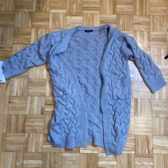 Simple Gray Textured Knit Sweater - Picture 7 of 8